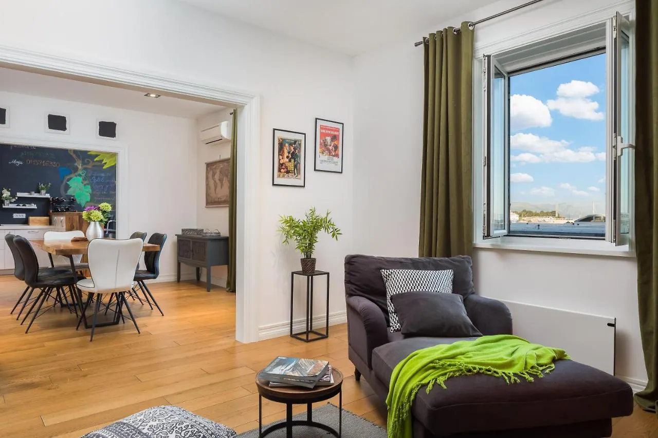 Charlie Chaplin Apartment Split 0*,